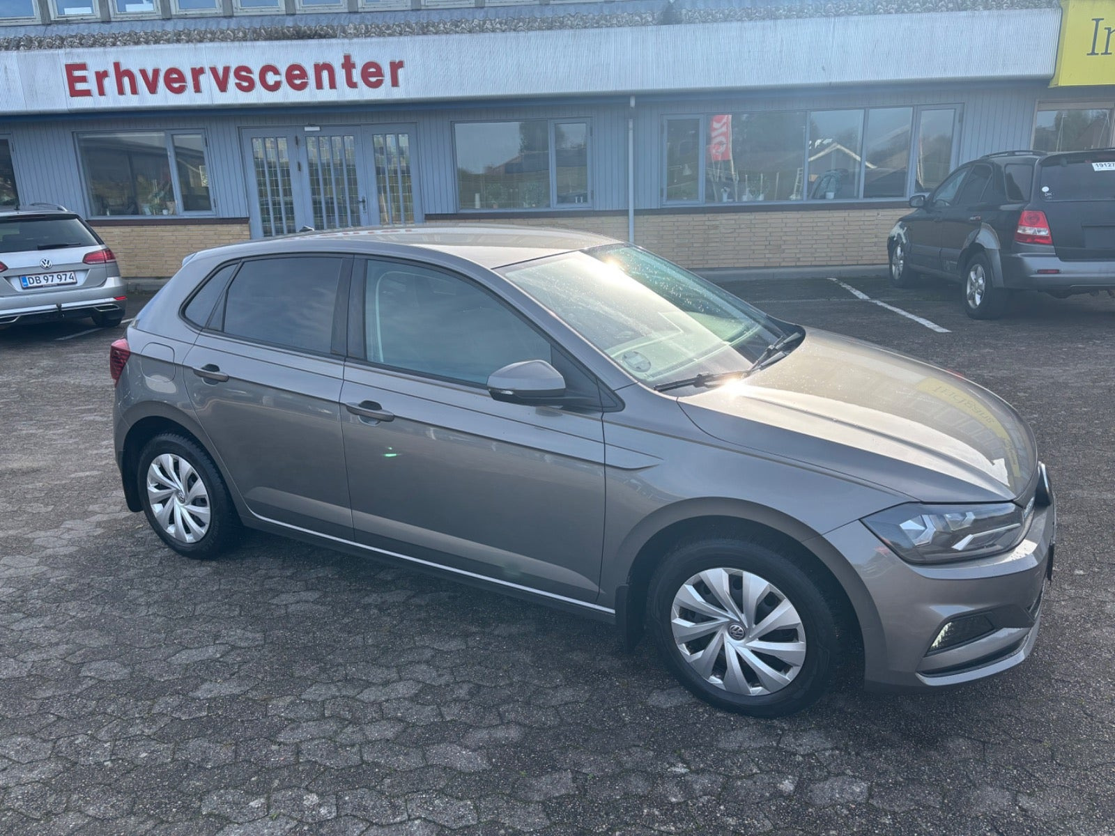 Grå VW Polo fra 2020