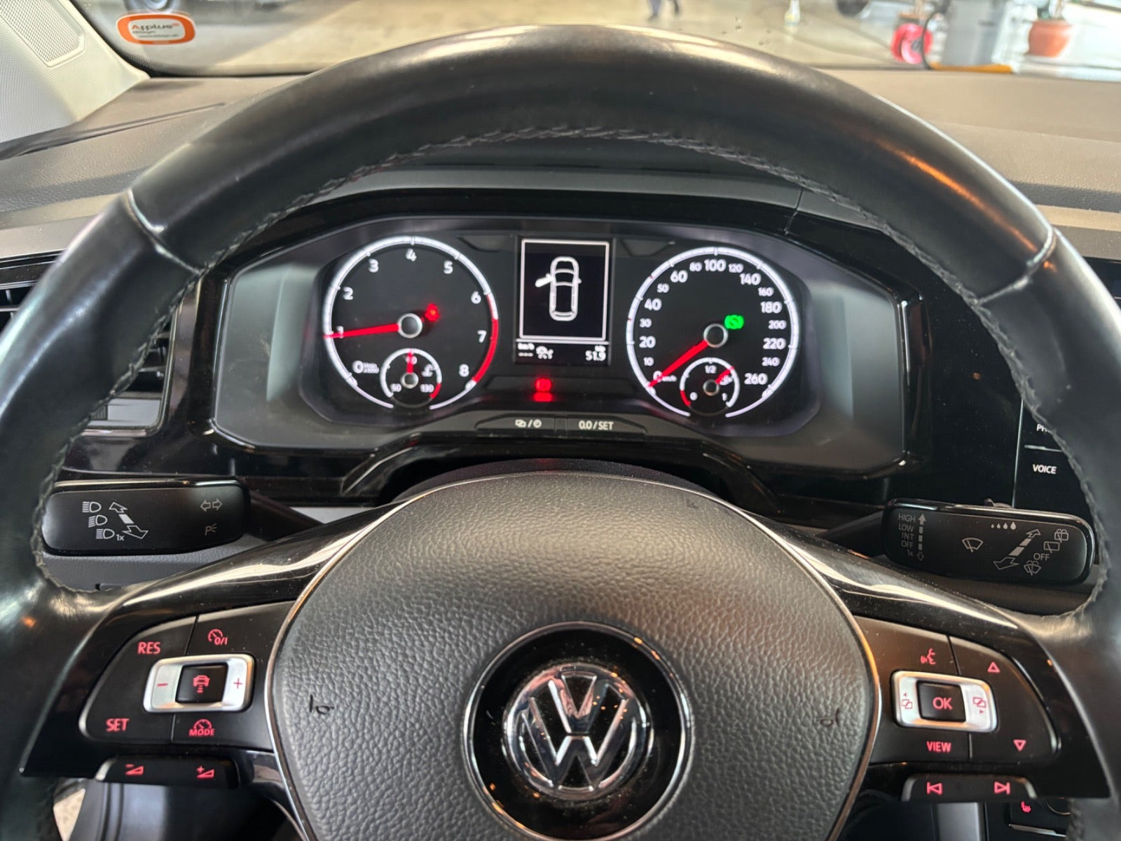 Grå VW Polo fra 2020
