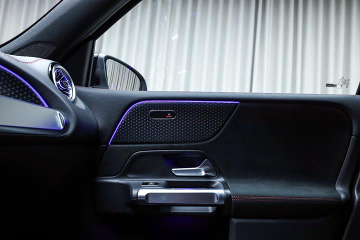 Sort Mercedes EQB250+ fra 2025