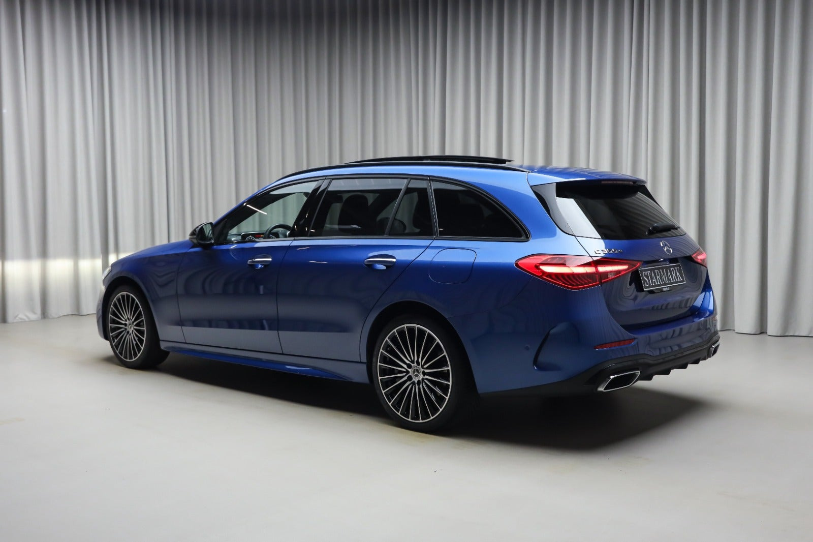 Blå Mercedes C300 e fra 2023