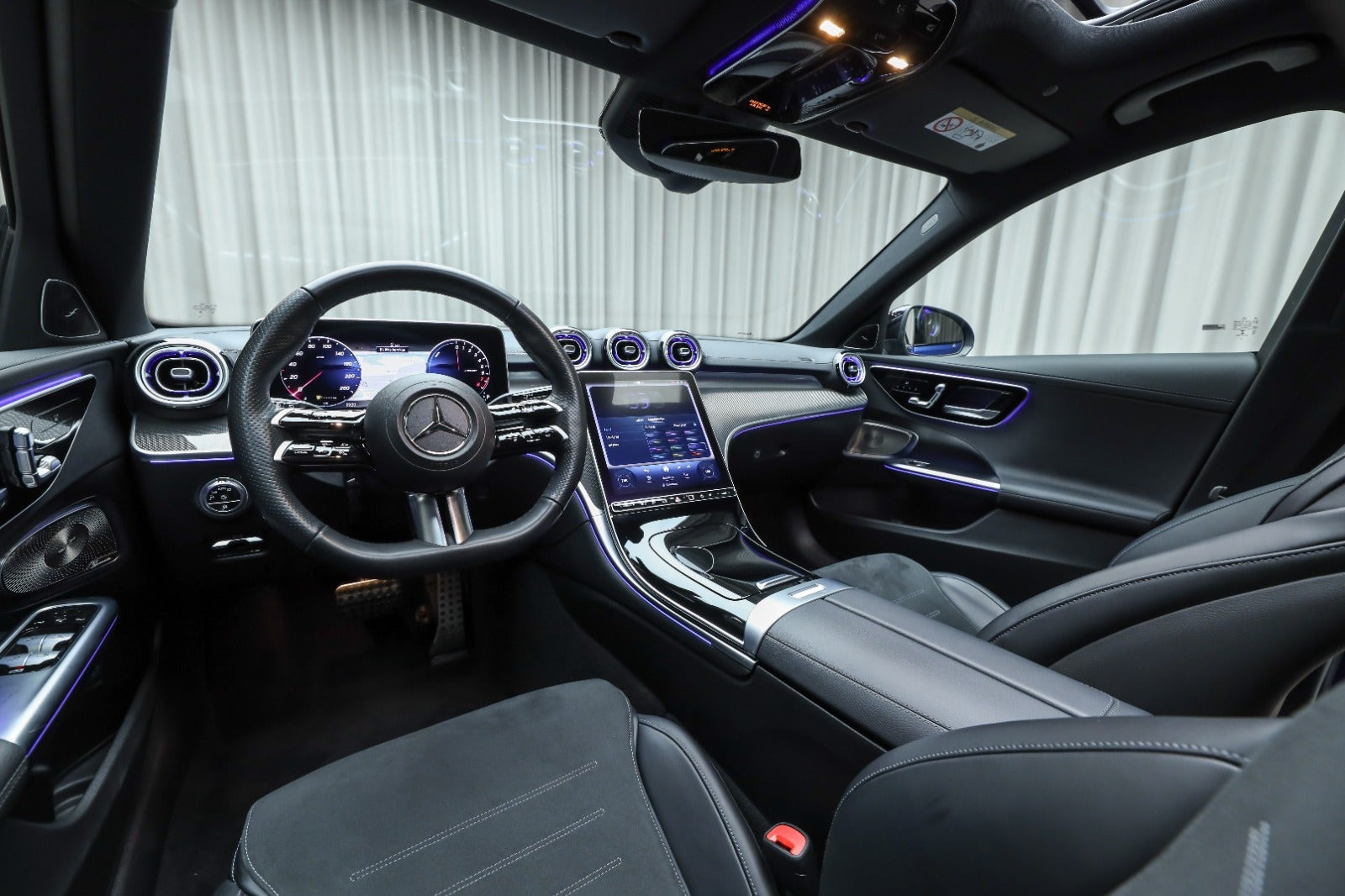 Blå Mercedes C300 e fra 2023