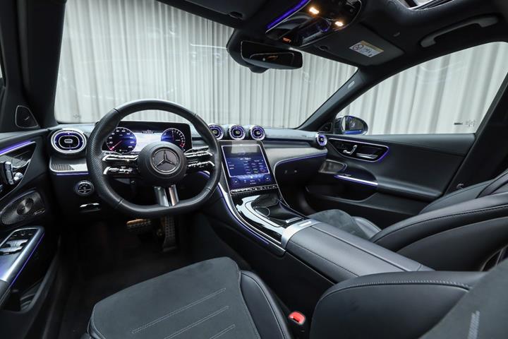 Blå Mercedes C300 e fra 2023
