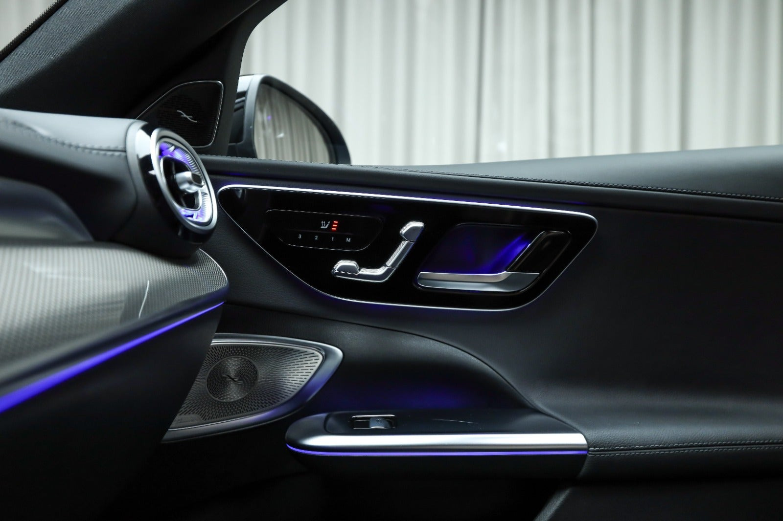 Blå Mercedes C300 e fra 2023