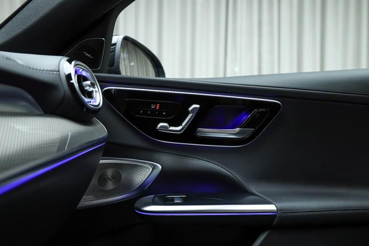 Blå Mercedes C300 e fra 2023