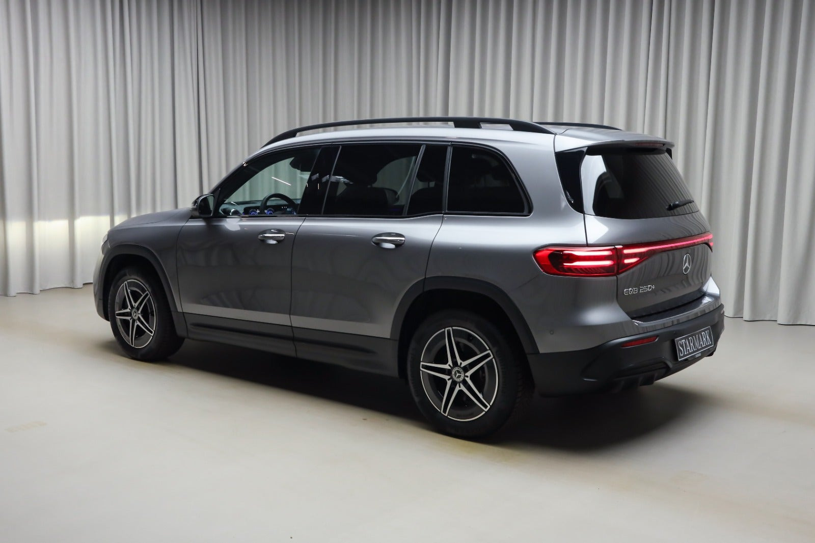 Grå Mercedes EQB250+ fra 2026