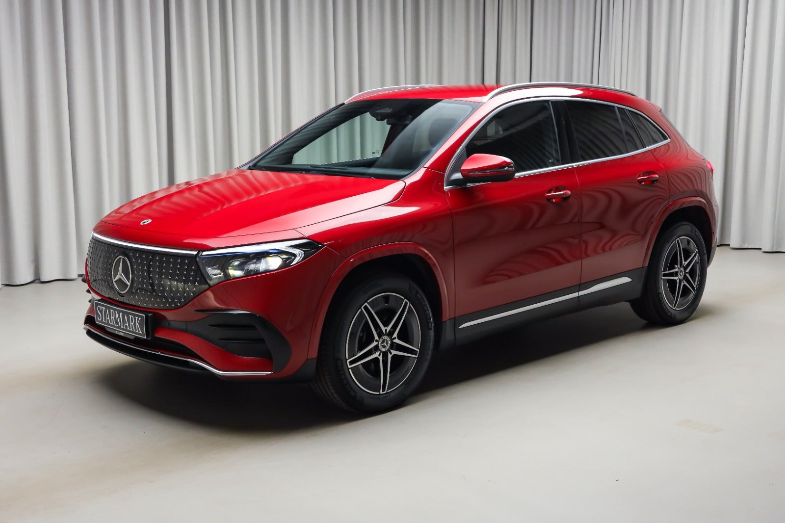 Rød Mercedes EQA250+ fra 2025