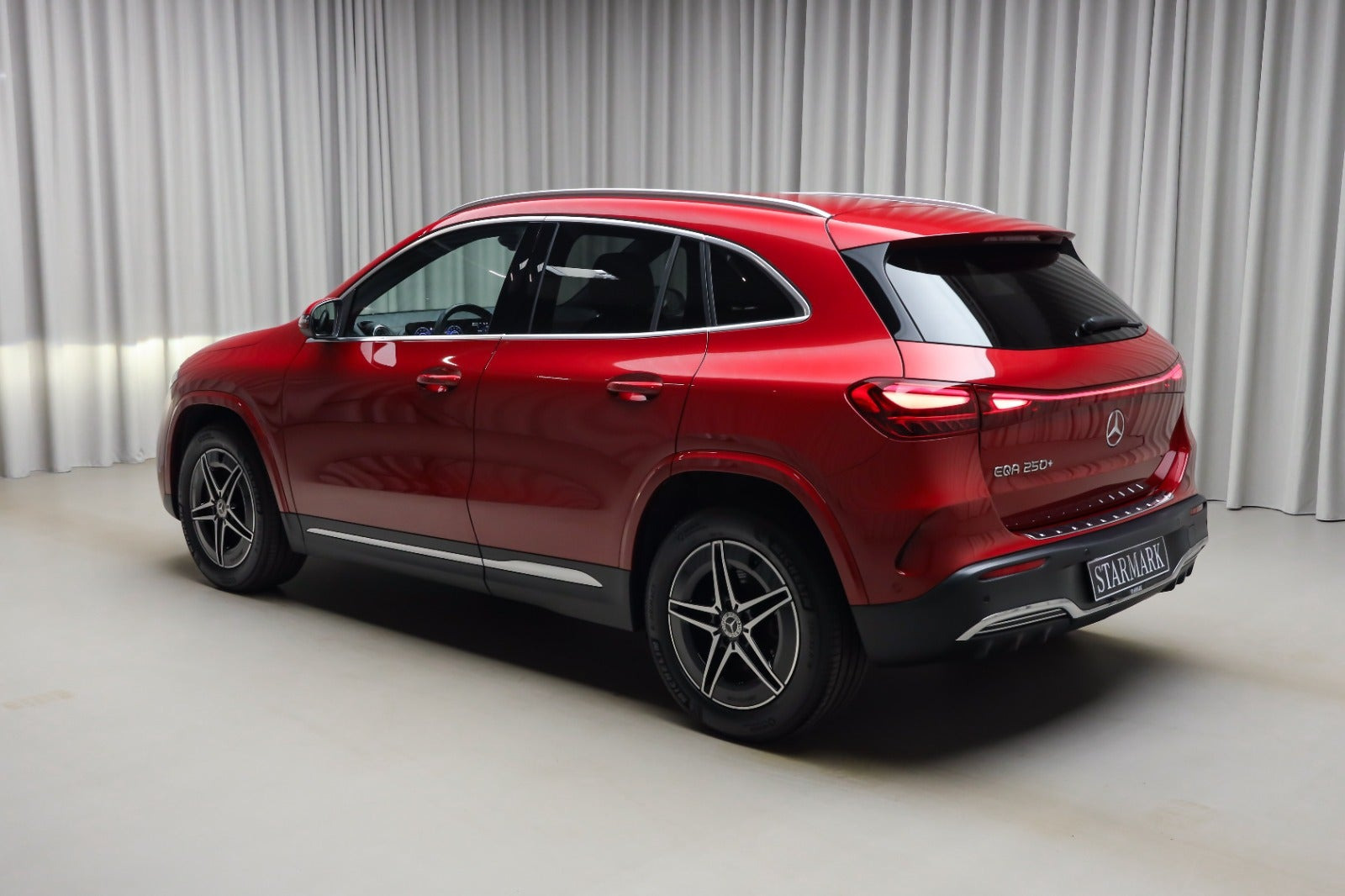 Rød Mercedes EQA250+ fra 2025
