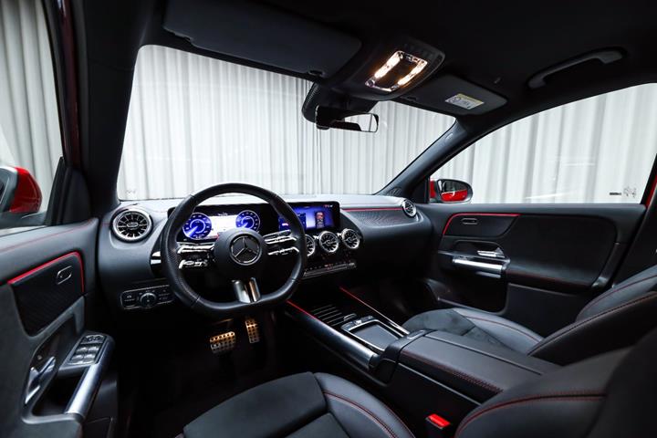 Rød Mercedes EQA250+ fra 2025