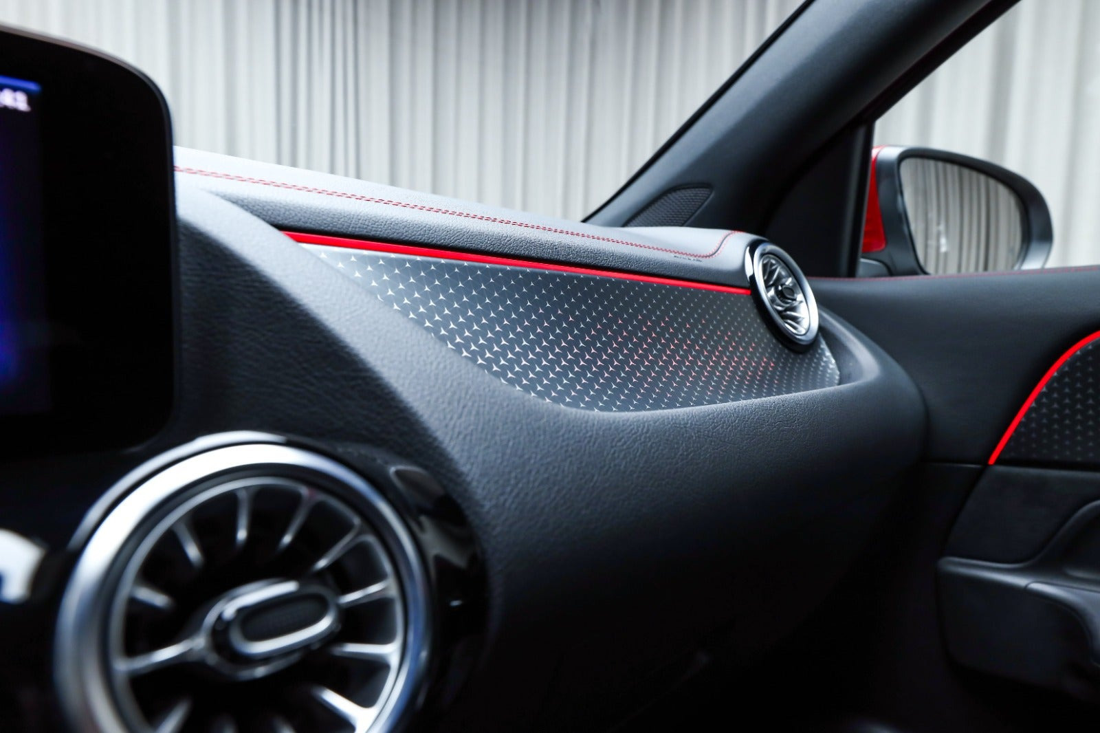 Rød Mercedes EQA250+ fra 2025