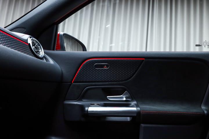 Rød Mercedes EQA250+ fra 2025