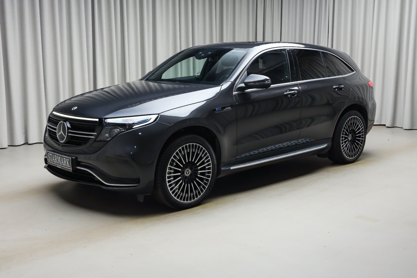 Grå Mercedes EQC400 fra 2023