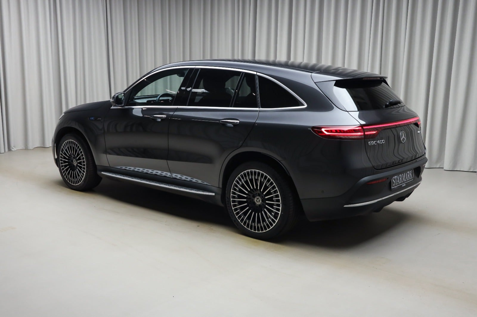 Grå Mercedes EQC400 fra 2023