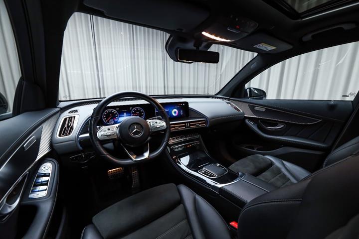 Grå Mercedes EQC400 fra 2023
