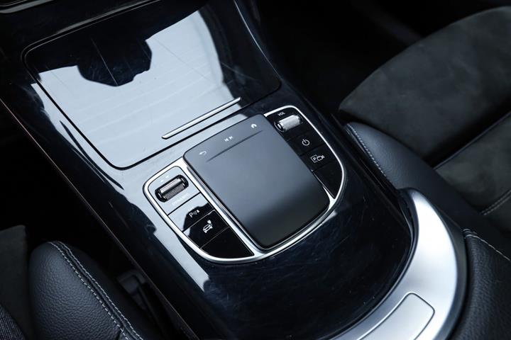 Grå Mercedes EQC400 fra 2023