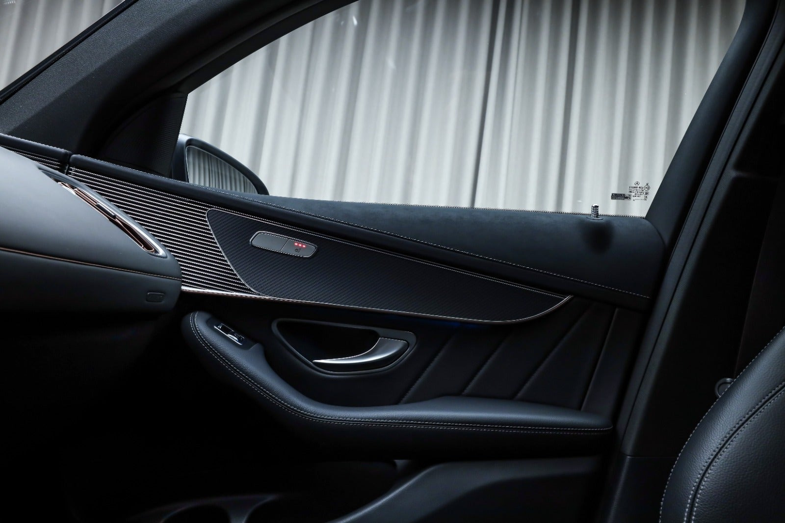 Grå Mercedes EQC400 fra 2023