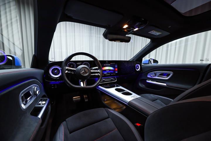 Blå Mercedes CLA250+ fra 2025