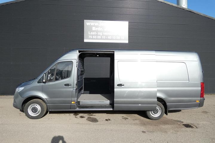 Grå Mercedes Sprinter 317 fra 2022