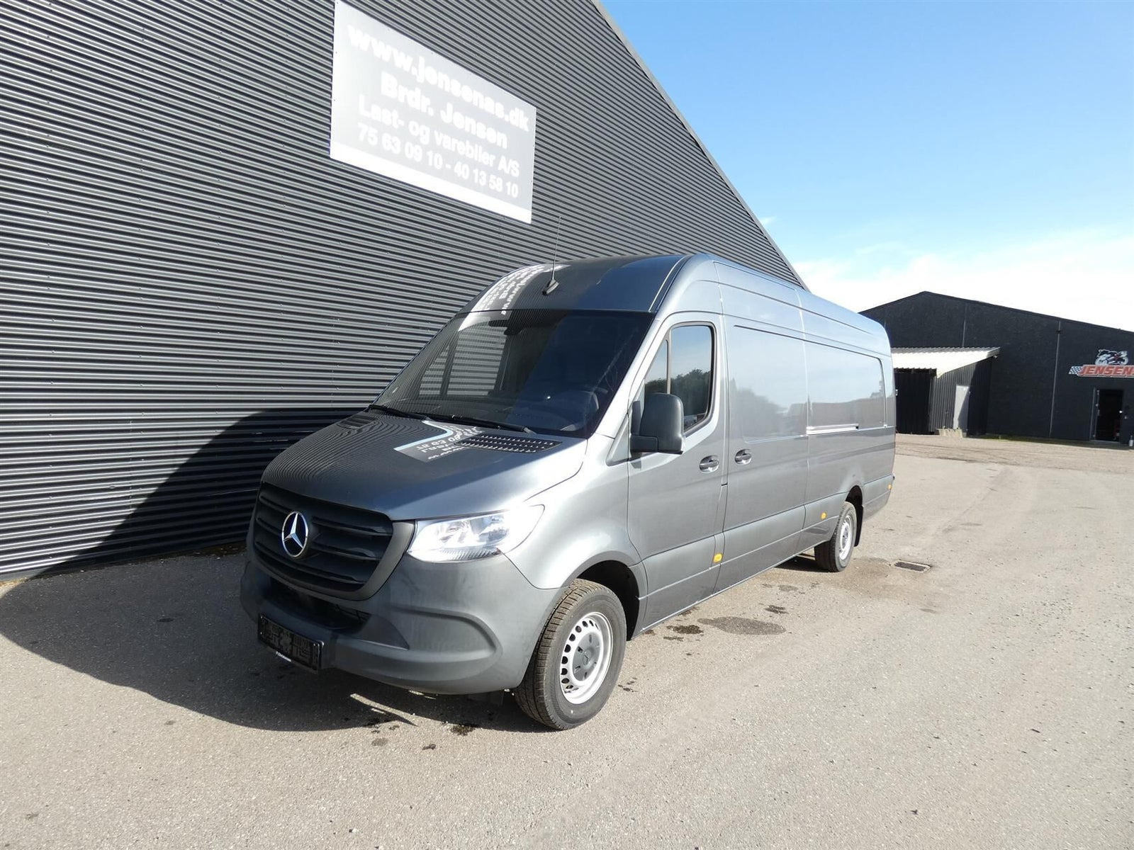 Grå Mercedes Sprinter 317 fra 2022