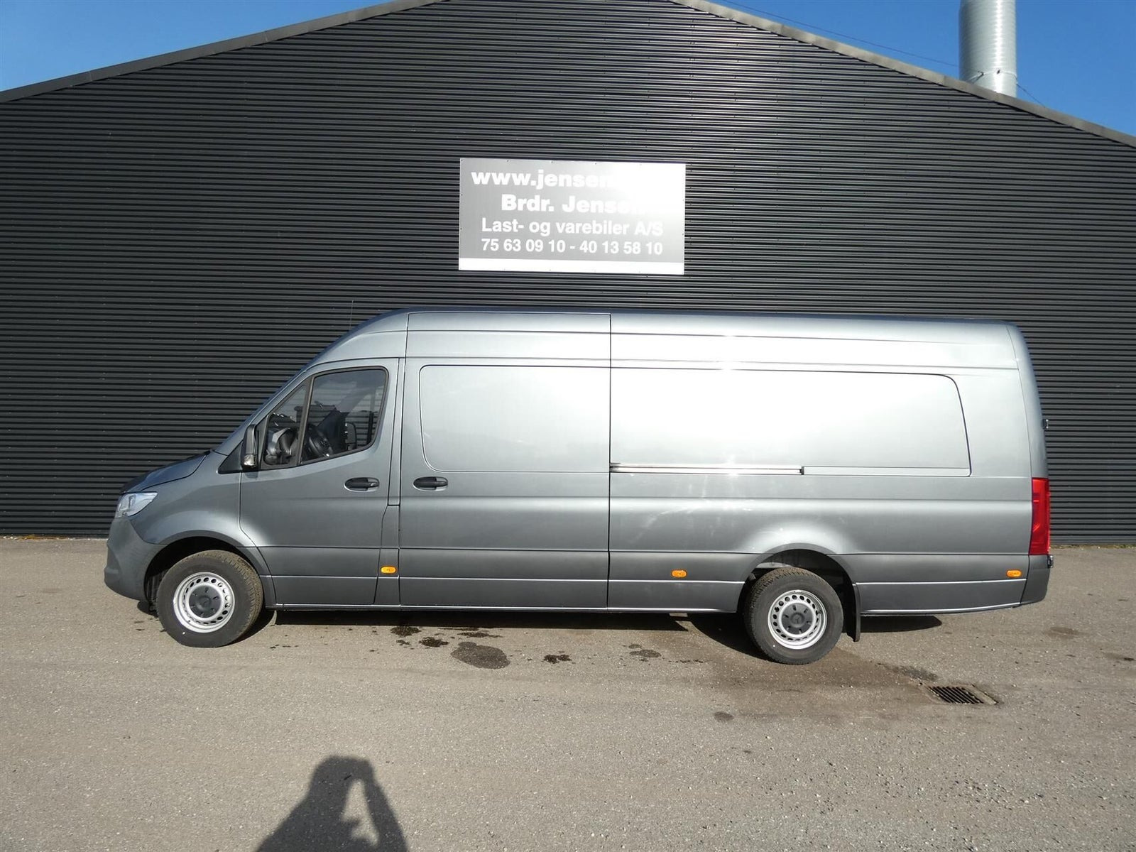 Grå Mercedes Sprinter 317 fra 2022