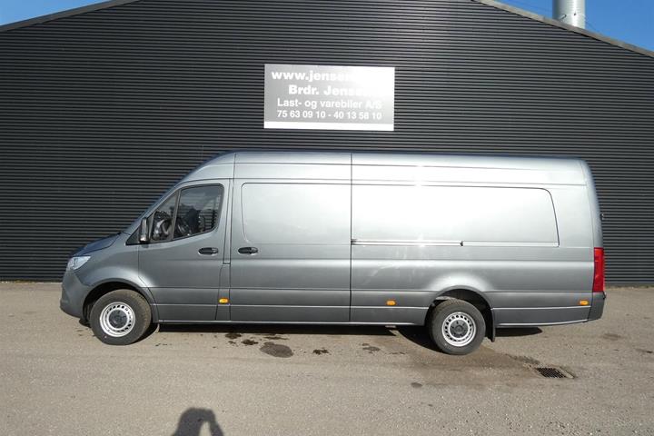 Grå Mercedes Sprinter 317 fra 2022