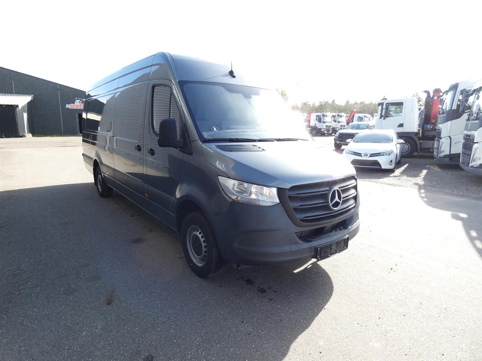 Grå Mercedes Sprinter 317 fra 2022