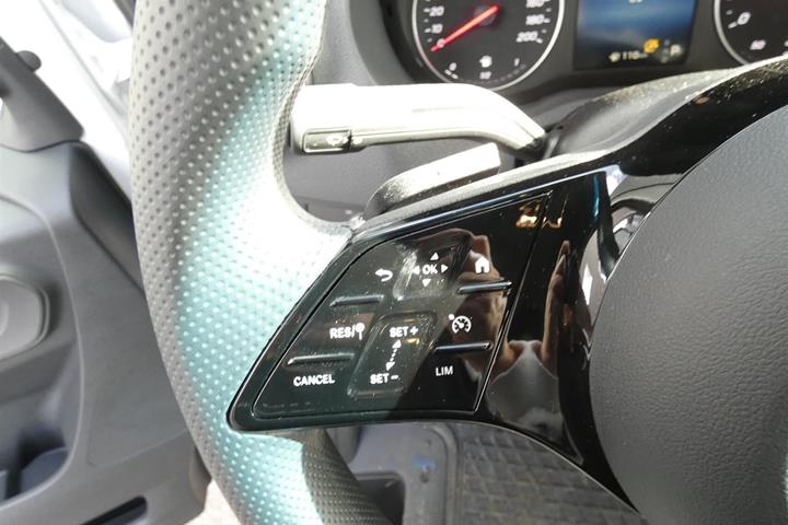 Hvid Mercedes Sprinter 317 fra 2025