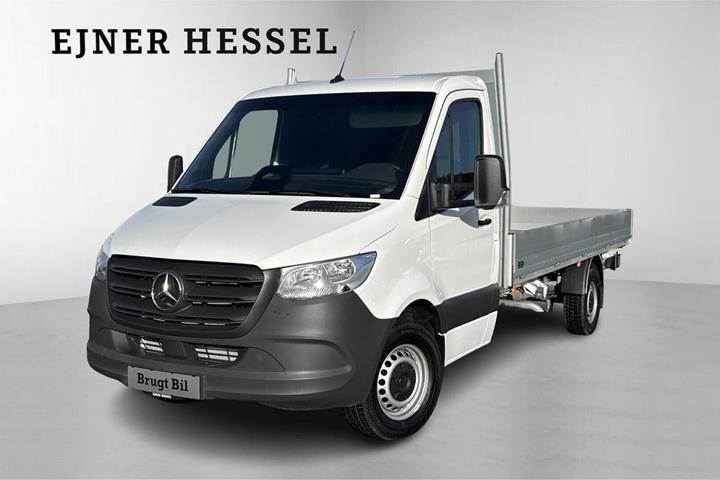 Hvid Mercedes Sprinter 317 fra 2025 set udefra