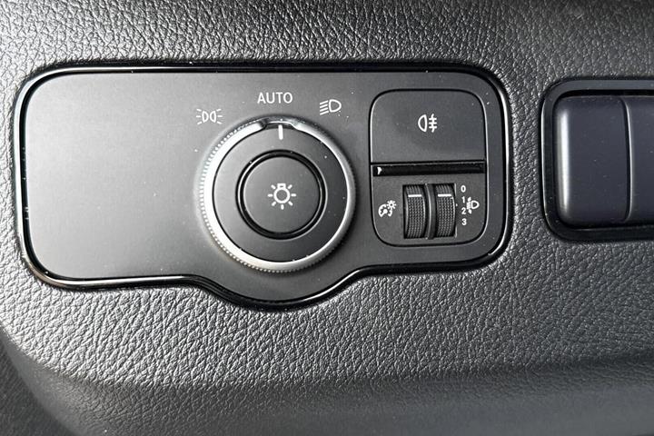 Hvid Mercedes Sprinter 317 fra 2025