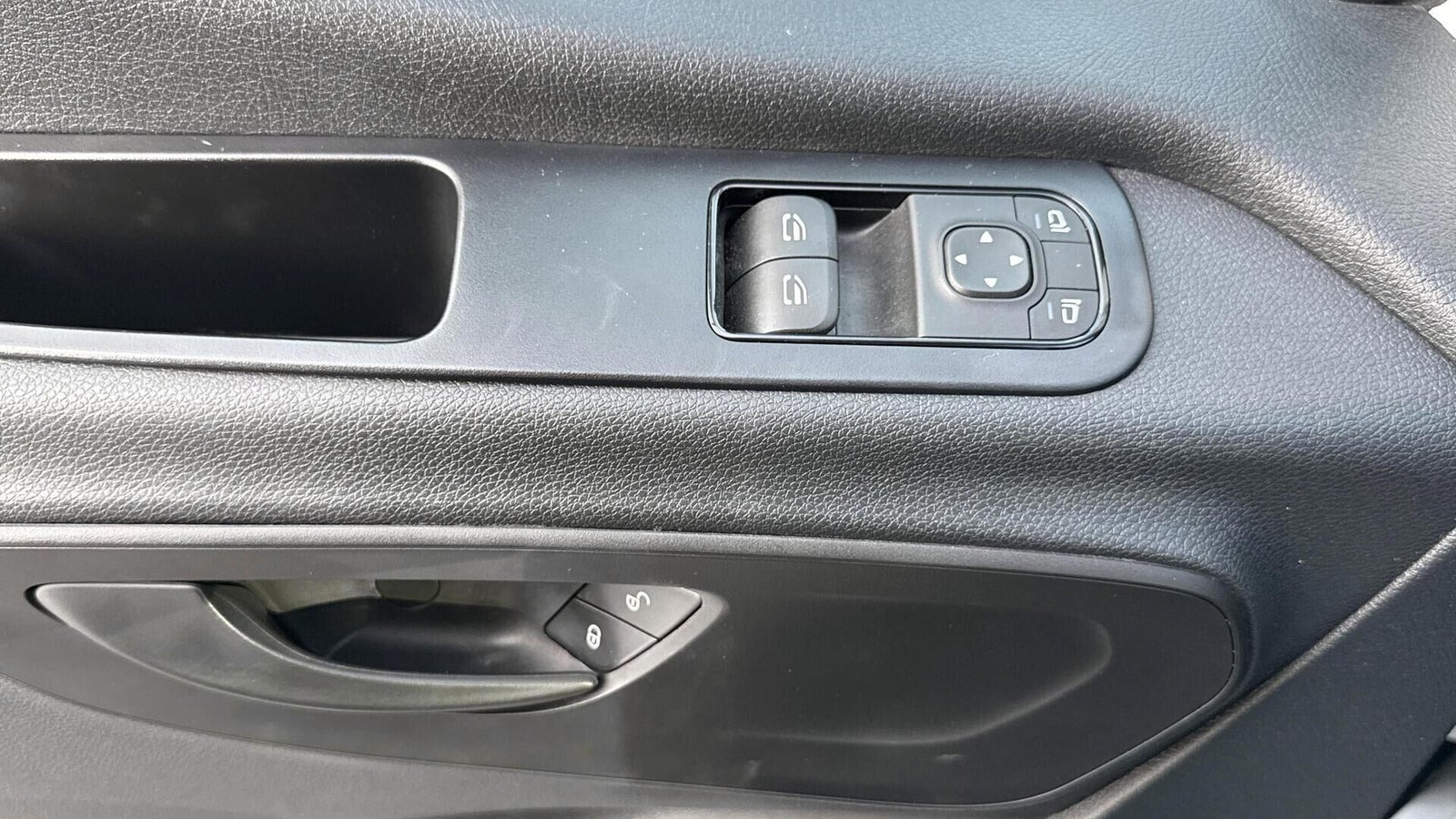 Hvid Mercedes Sprinter 317 fra 2025