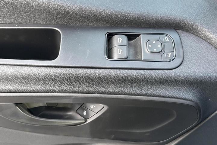 Hvid Mercedes Sprinter 317 fra 2025