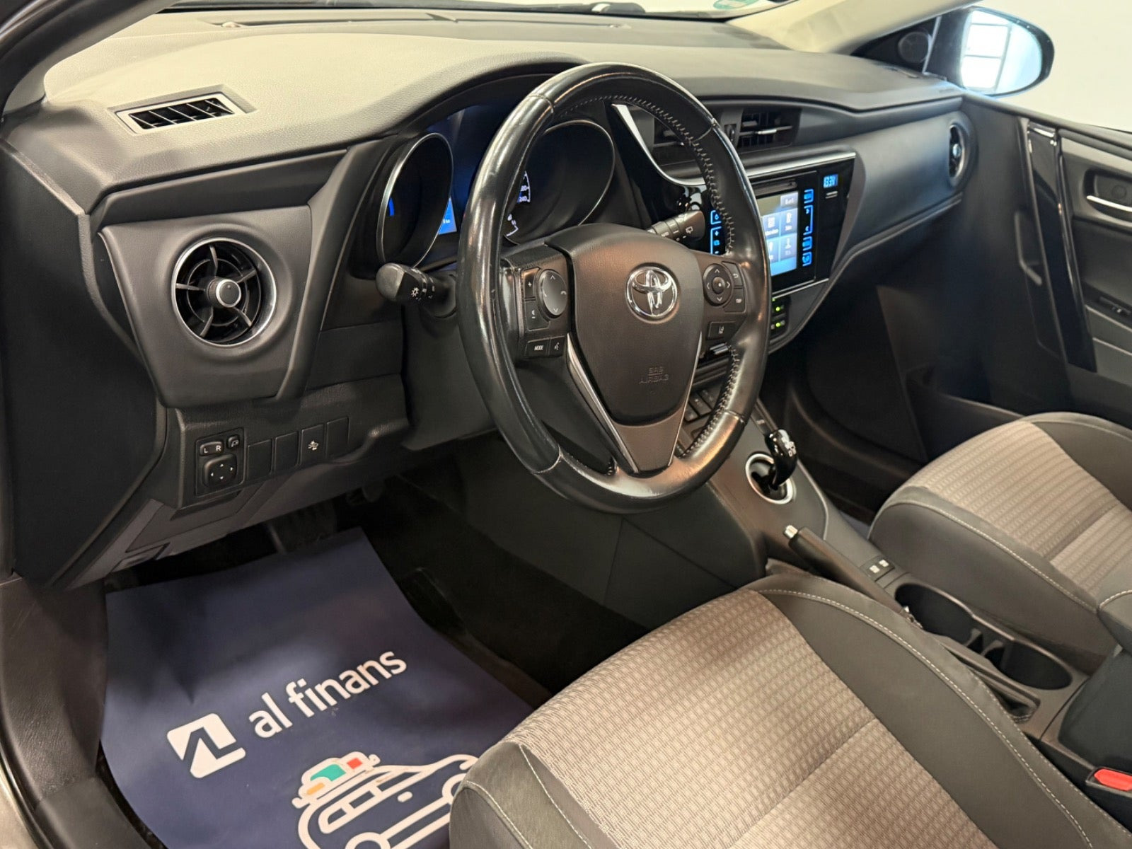 Grå Toyota Auris fra 2018