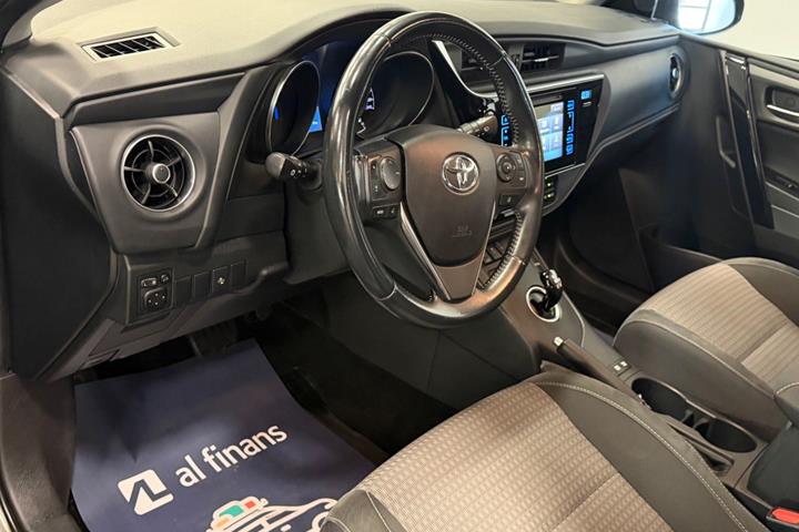 Grå Toyota Auris fra 2018