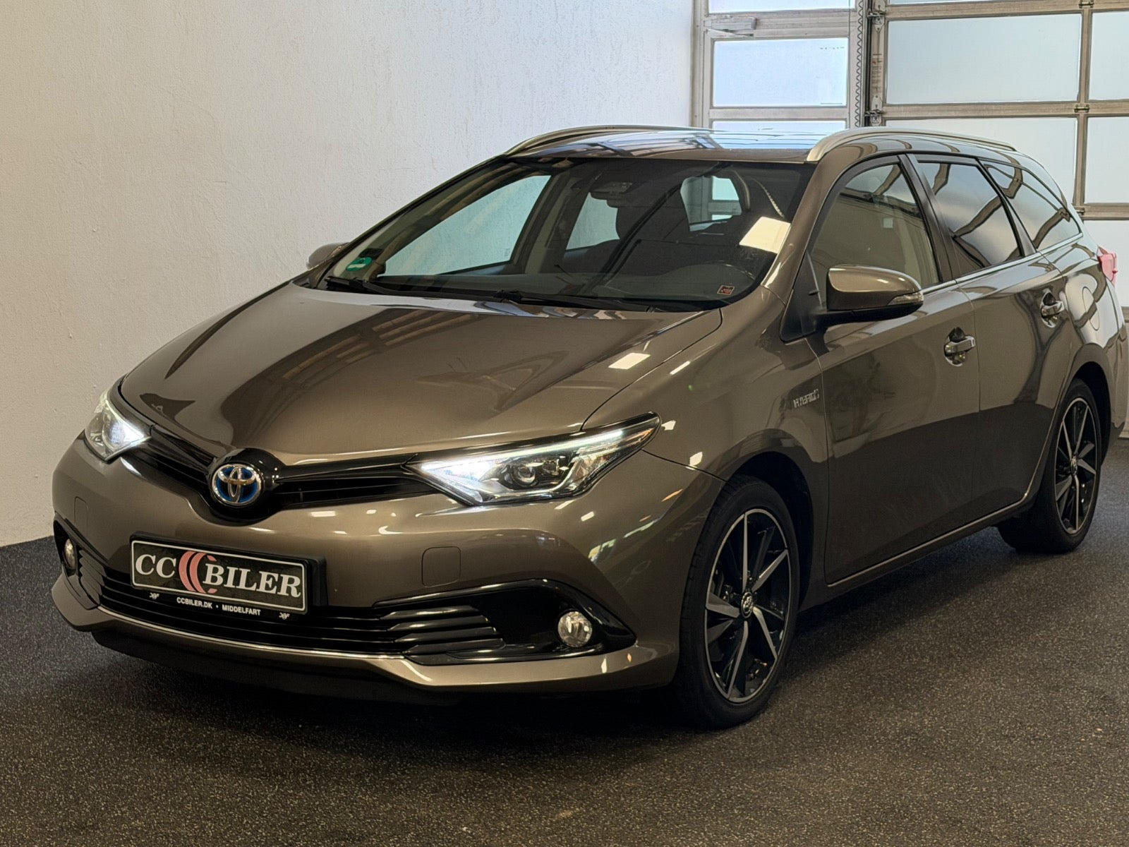 Grå Toyota Auris fra 2018