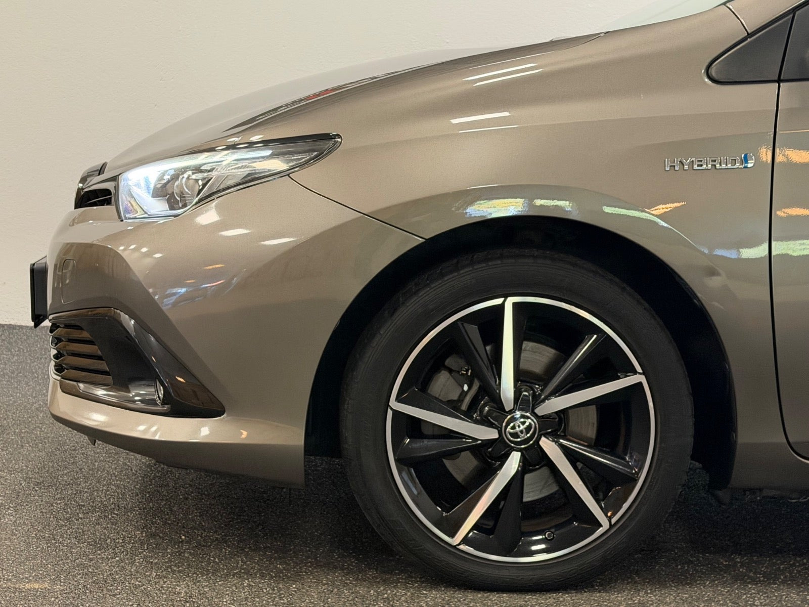 Grå Toyota Auris fra 2018