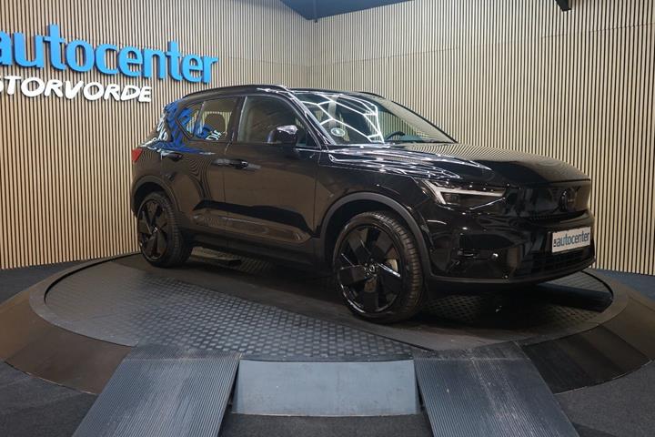 Sort Volvo EX40 fra 2025 set udefra