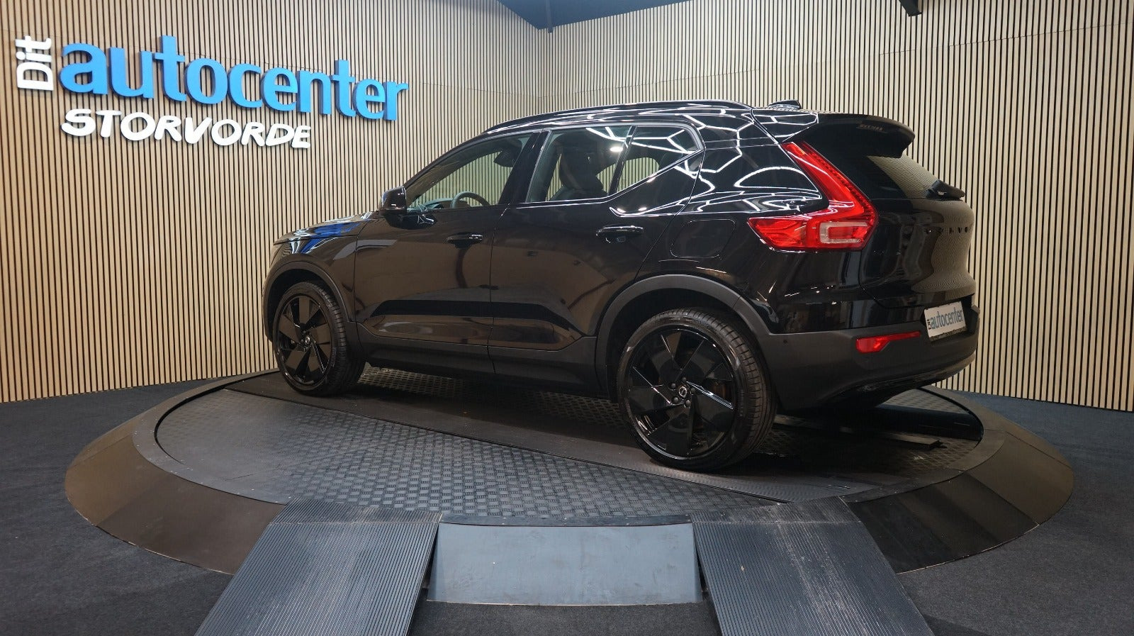 Sort Volvo EX40 fra 2025
