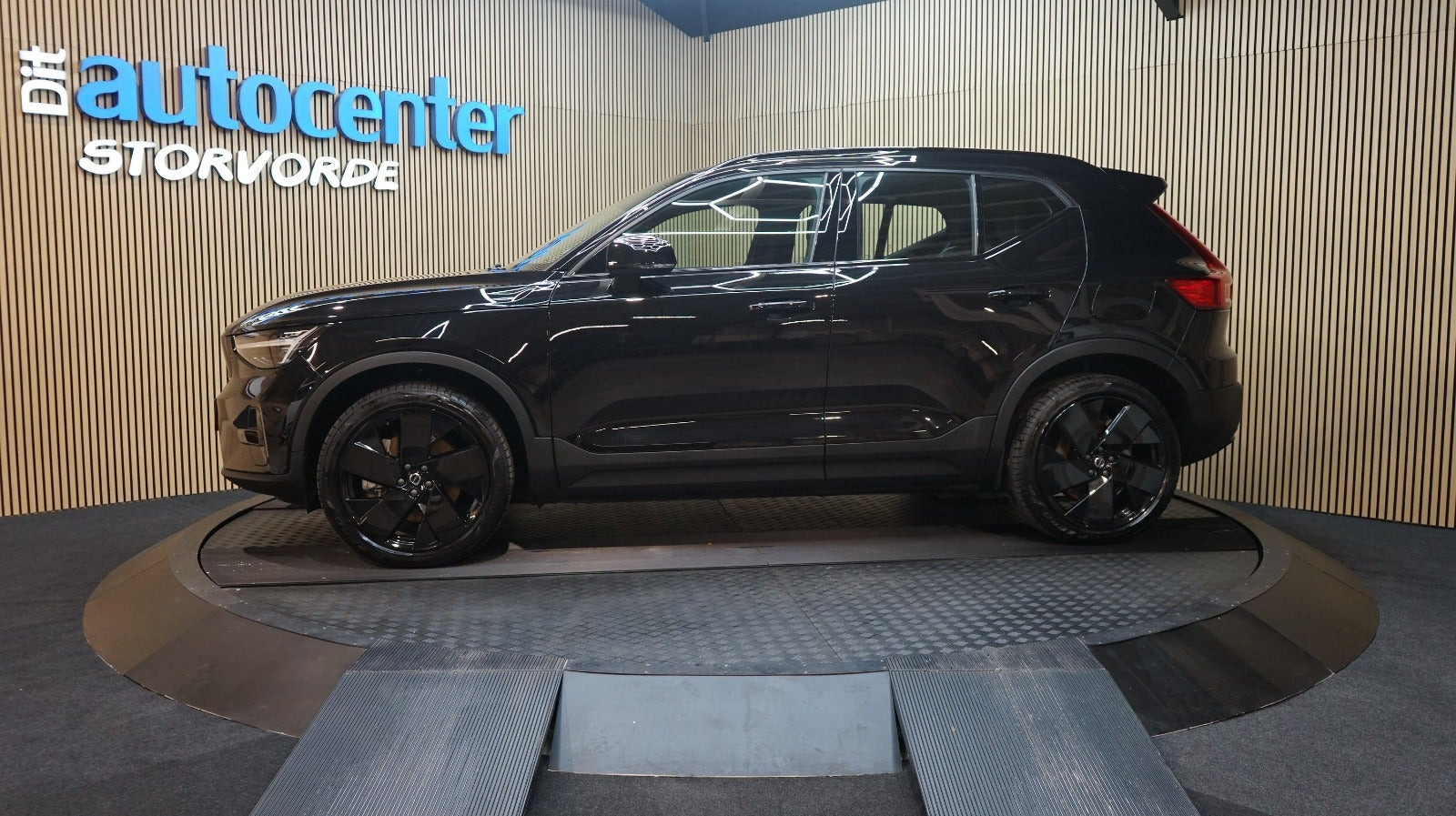 Sort Volvo EX40 fra 2025