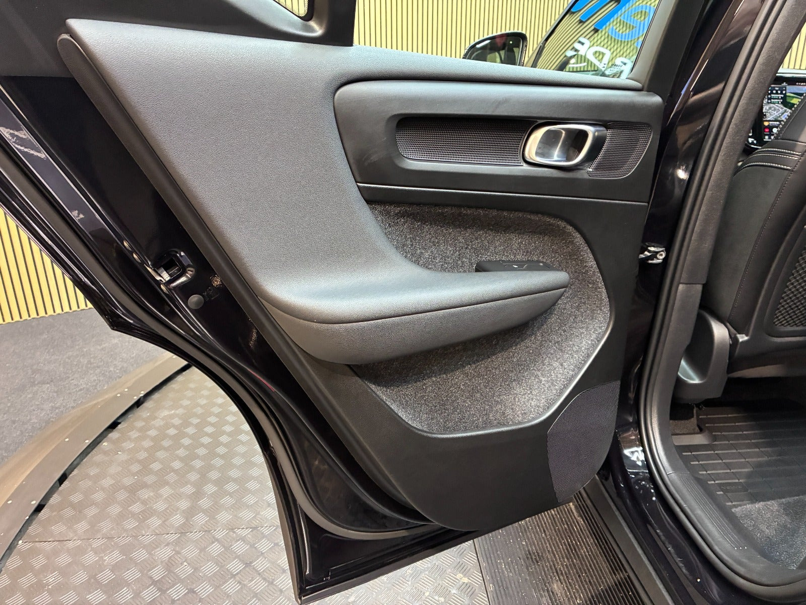 Sort Volvo EX40 fra 2025