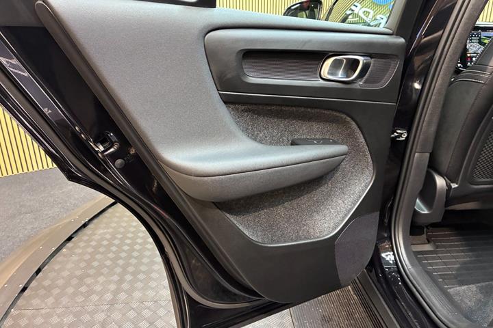 Sort Volvo EX40 fra 2025