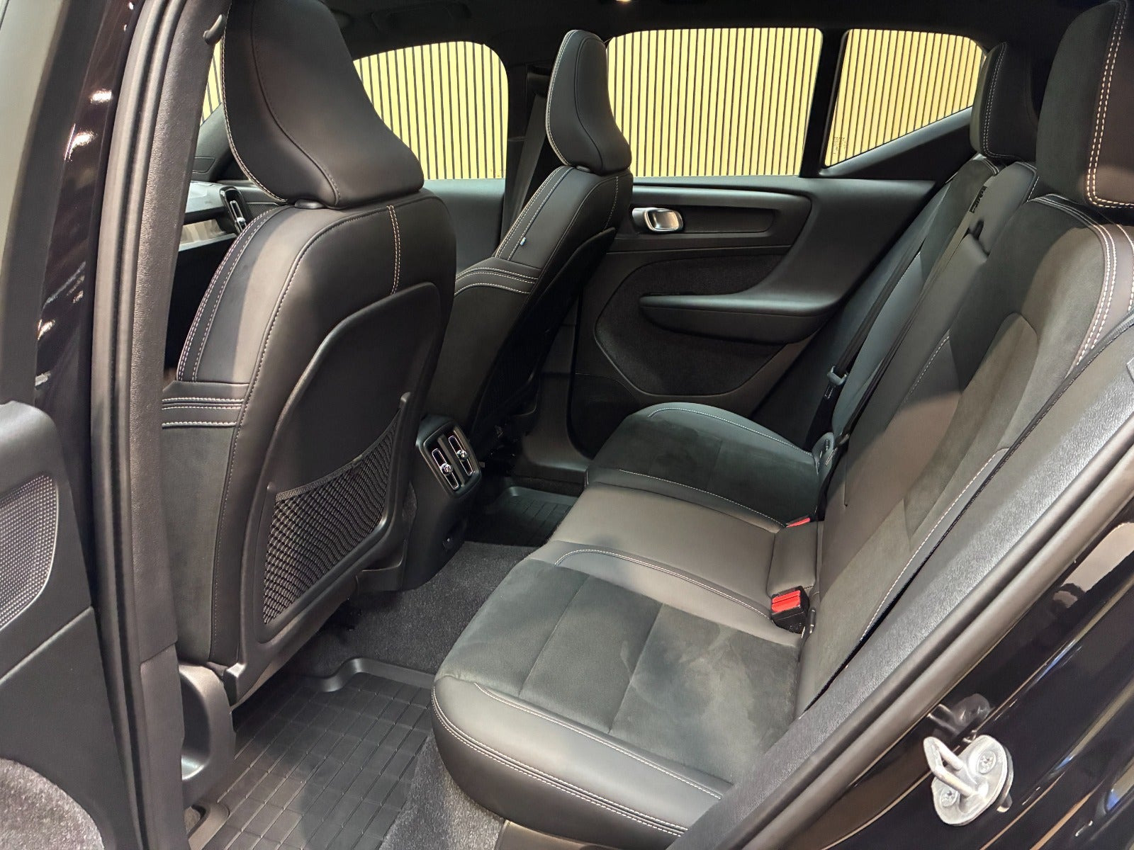 Sort Volvo EX40 fra 2025