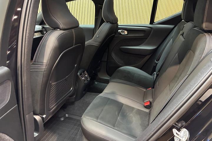 Sort Volvo EX40 fra 2025