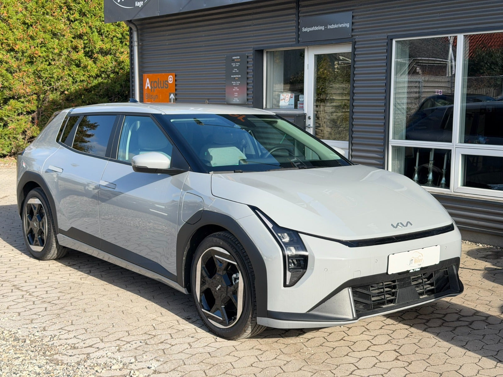 Grå Kia EV4 fra 2026 set udefra
