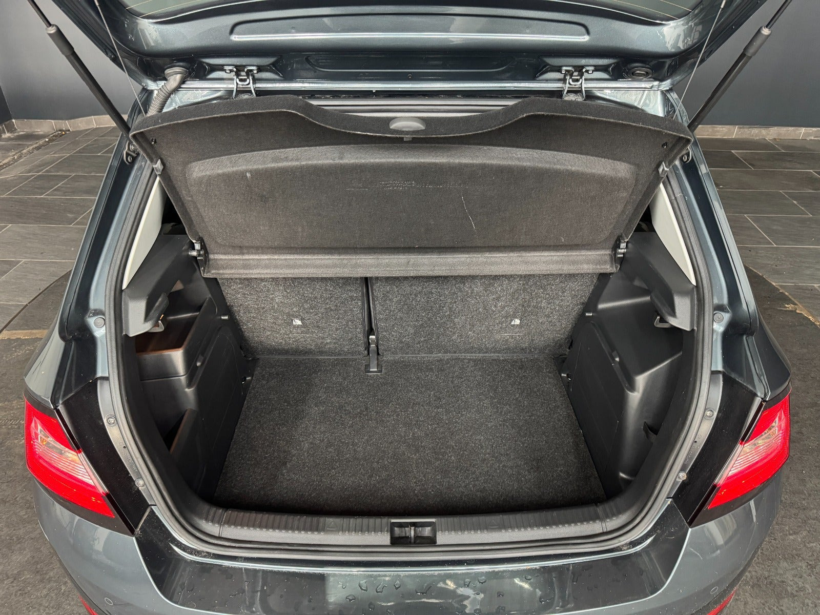 Grå Skoda Fabia fra 2019