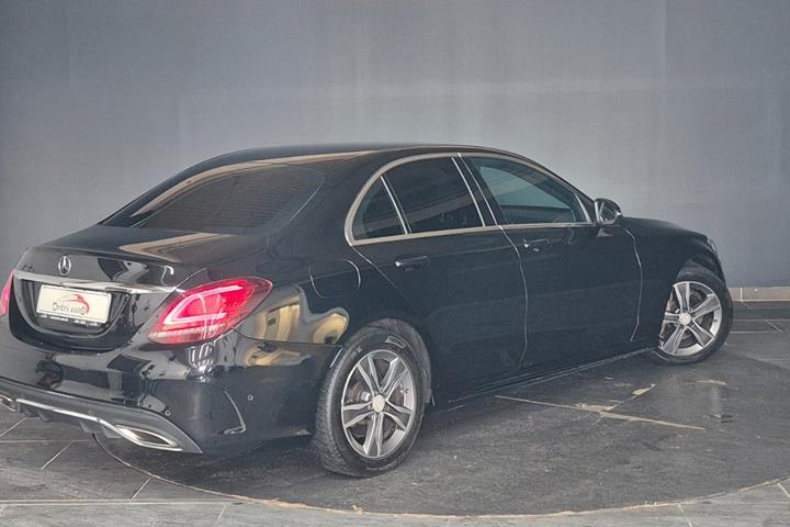 Sort Mercedes C200 fra 2019