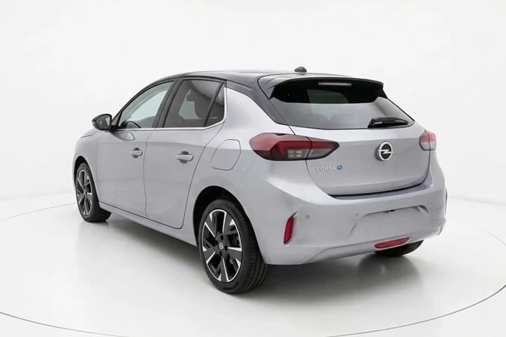 Grå Opel Corsa-e fra 2023
