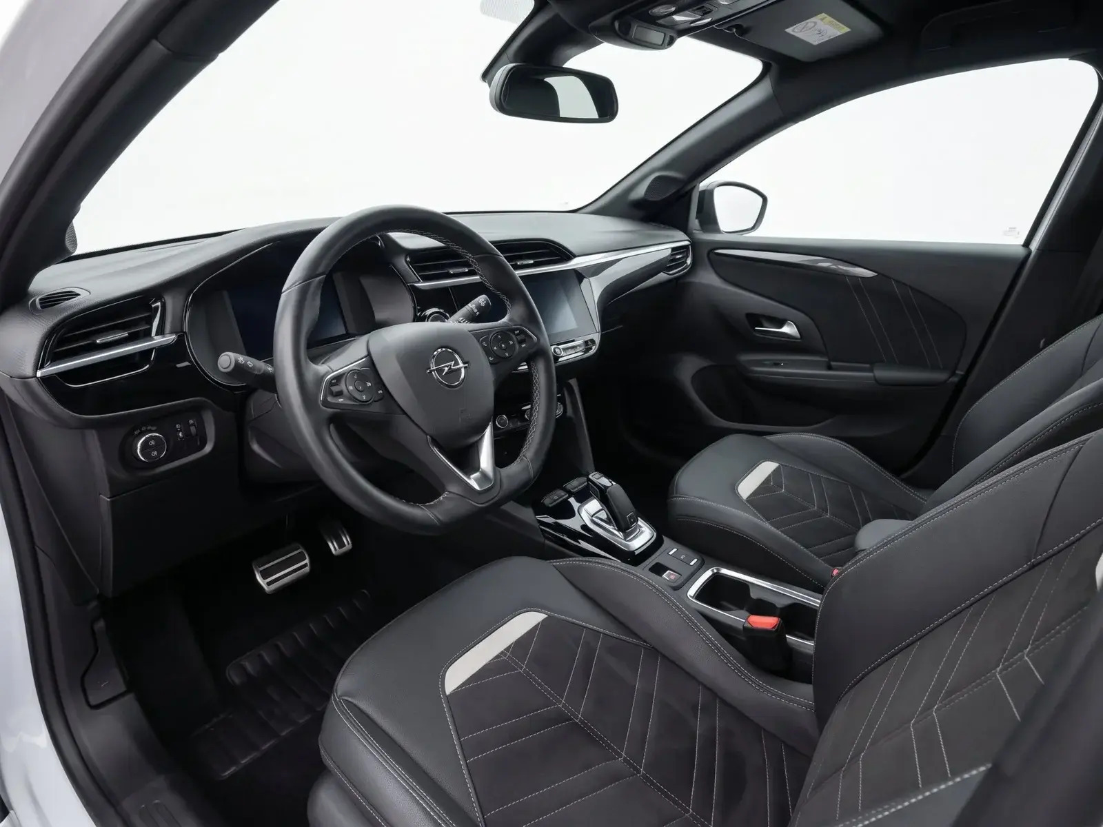 Grå Opel Corsa-e fra 2023