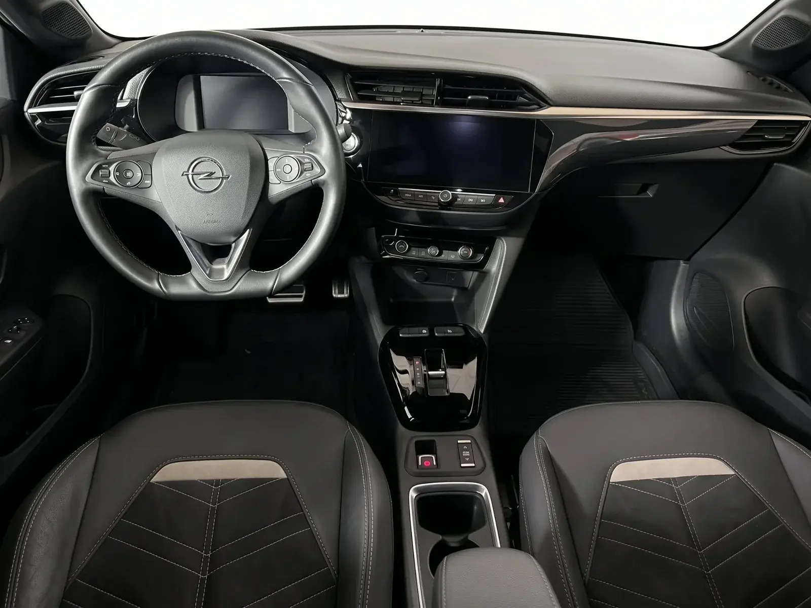Grå Opel Corsa-e fra 2023