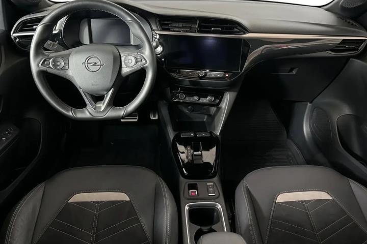 Grå Opel Corsa-e fra 2023