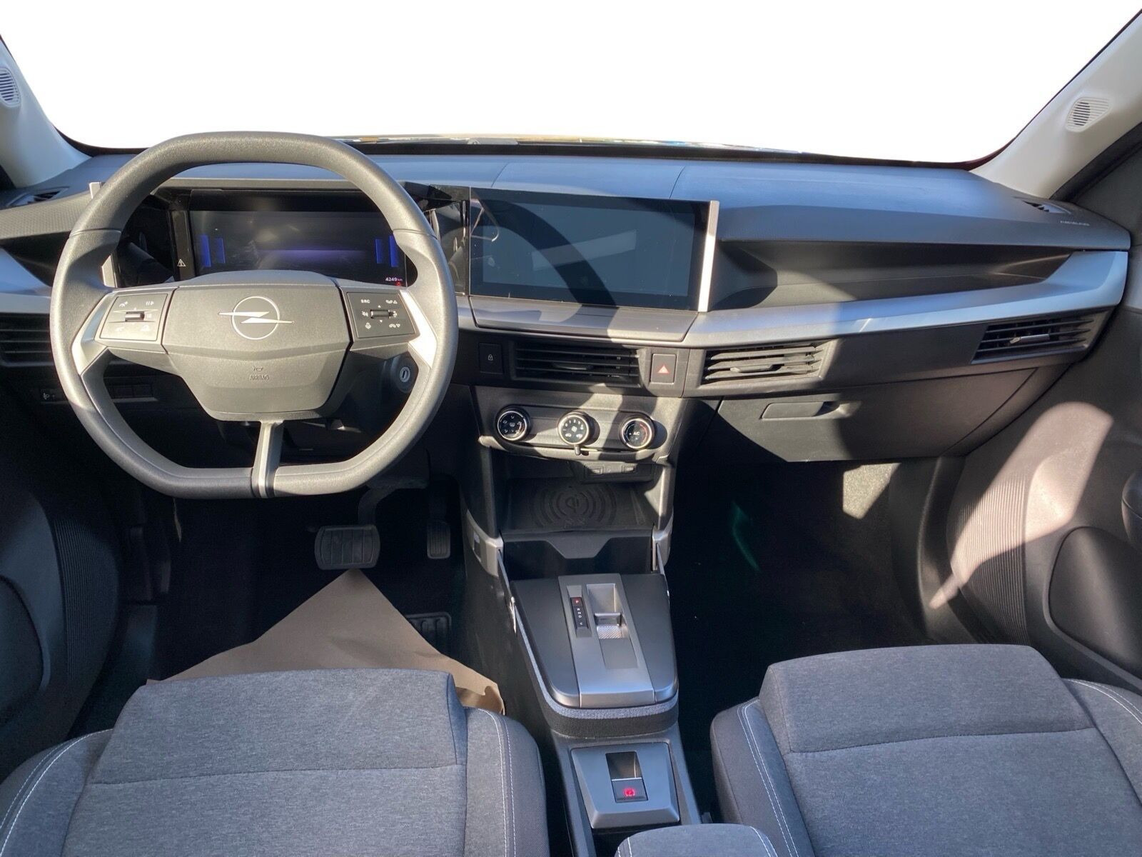 Sort Opel Frontera fra 2025