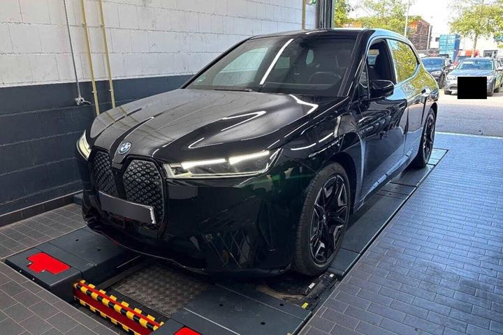 Sort BMW iX fra 2023